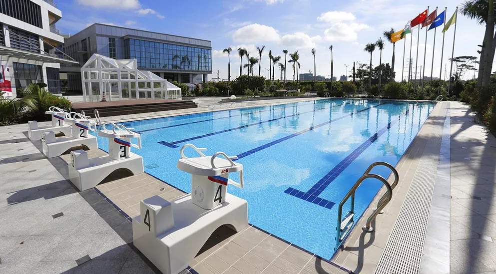 別看五星級(jí)泳池光鮮亮麗，幕后卻是 ...