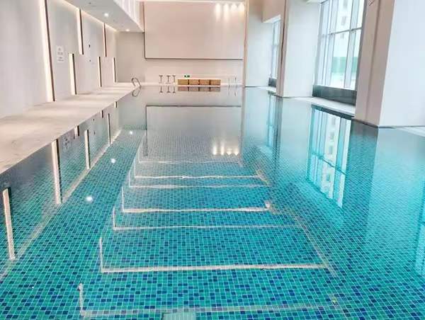 建一個室內(nèi)恒溫游泳池需要什么設(shè)備？