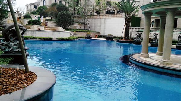 游泳池要怎么保養(yǎng)？有沒有能自動(dòng)清洗的游泳池推薦？