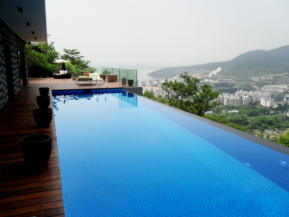 別墅游泳池安全設(shè)備要怎么選擇才好？