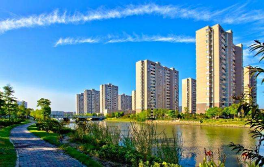 隨著生態(tài)環(huán)境污染，人工湖治理該如何做？