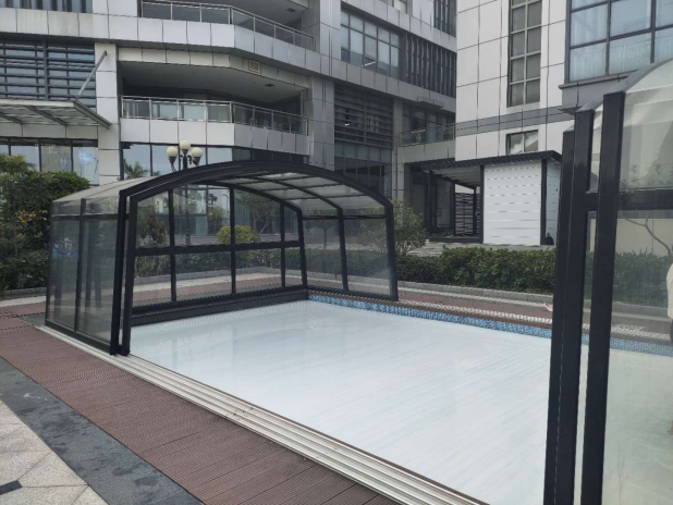 露天游泳池如何防塵？