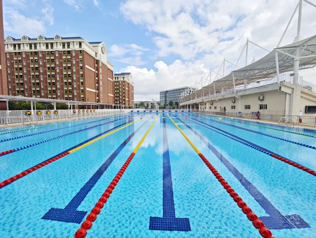 <b>游泳池清潔機(jī)器人讓清潔省心又省力，解放雙手！</b>