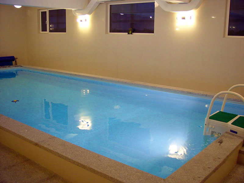 <b>屋頂別墅游泳池設(shè)計(jì)，把泳池搬上露臺(tái)，俯瞰庭院全景的空中奢華秘境！</b>